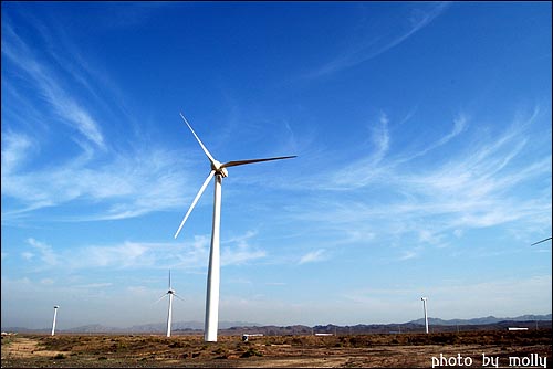 천산산맥에서 일어난 서북풍을 이용해 풍력발전을 하고 있다. 우루무치 사람들은 "투루판의 더운 바람을 선풍기로 날려 우루무치까지 덥다"라고 농담한다. 